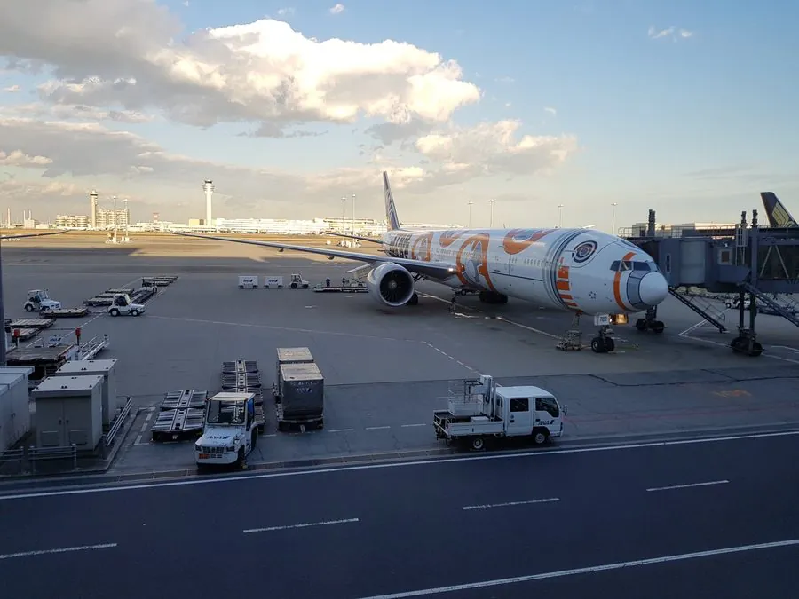ANA 777-300ER, BB-8 livery, Tokyo Haneda, 2017